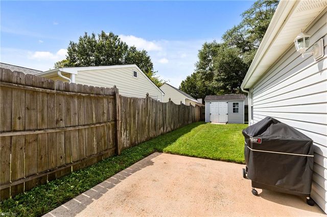 921 White Oak CT N, Chesapeake, VA 23320