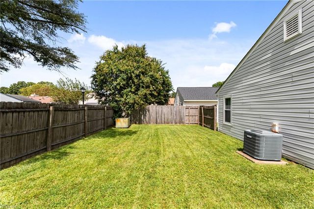 921 White Oak CT N, Chesapeake, VA 23320