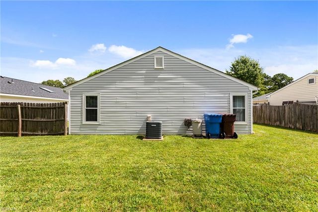 921 White Oak CT N, Chesapeake, VA 23320