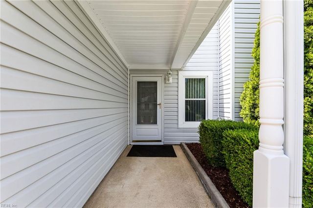 921 White Oak CT N, Chesapeake, VA 23320