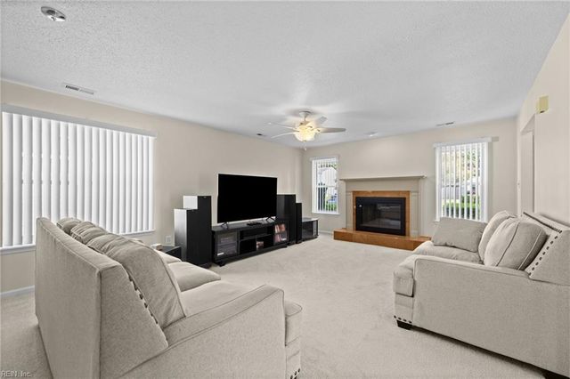 921 White Oak CT N, Chesapeake, VA 23320