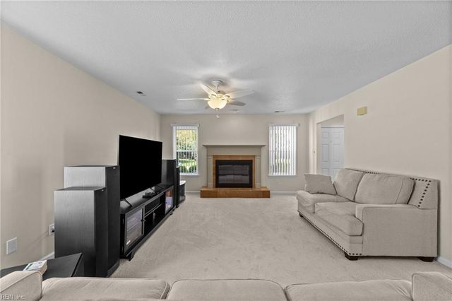921 White Oak CT N, Chesapeake, VA 23320