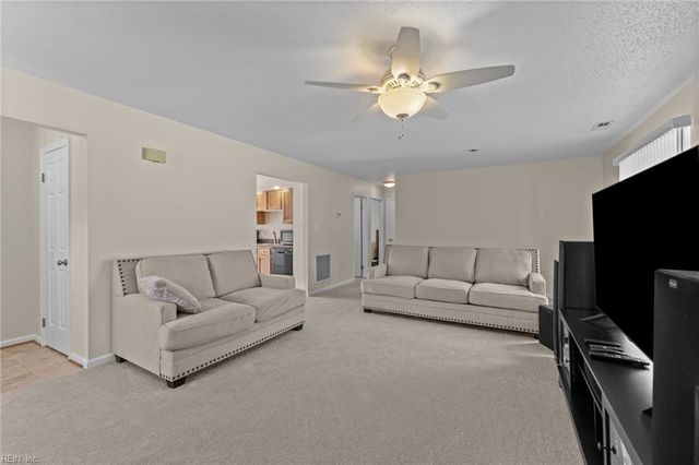 921 White Oak CT N, Chesapeake, VA 23320