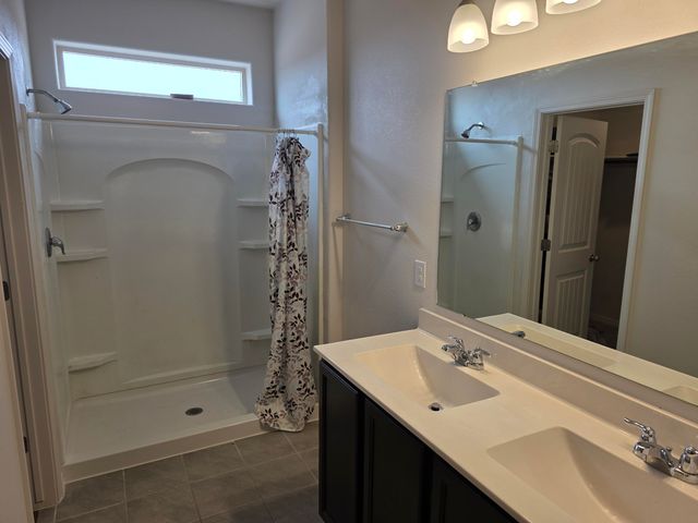 37 Avenida Parque Court, Los Lunas, NM 87031