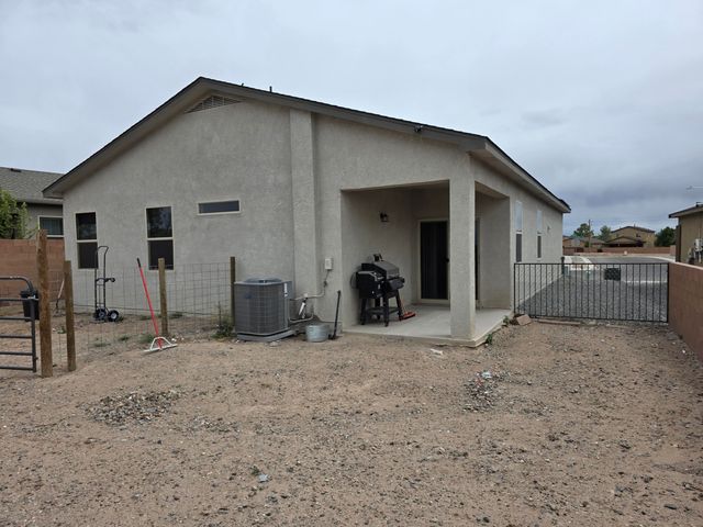 37 Avenida Parque Court, Los Lunas, NM 87031
