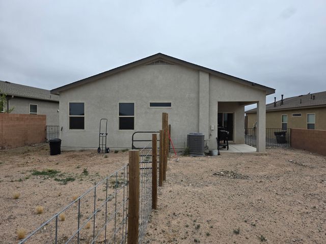 37 Avenida Parque Court, Los Lunas, NM 87031