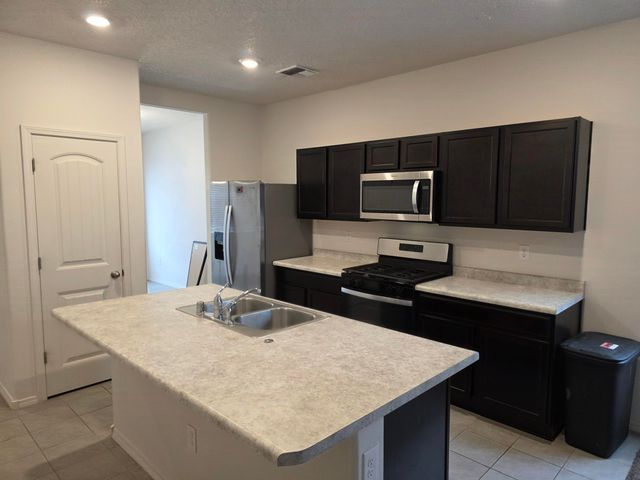 37 Avenida Parque Court, Los Lunas, NM 87031