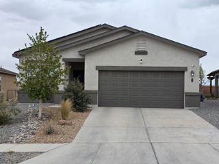 37 Avenida Parque Court, Los Lunas, NM 87031