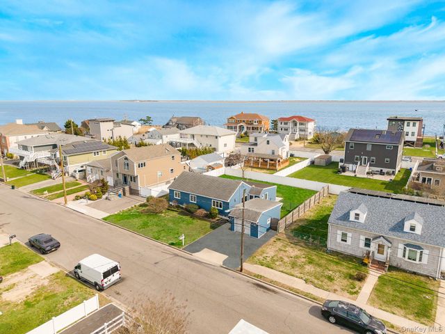 33 E Seacrest Avenue, Lindenhurst, NY 11757