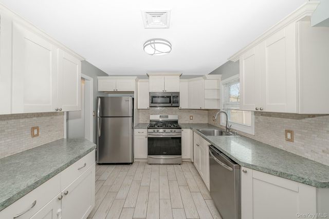 33 E Seacrest Avenue, Lindenhurst, NY 11757