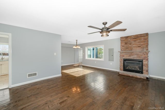 33 E Seacrest Avenue, Lindenhurst, NY 11757