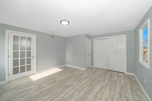 33 E Seacrest Avenue, Lindenhurst, NY 11757