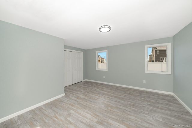 33 E Seacrest Avenue, Lindenhurst, NY 11757