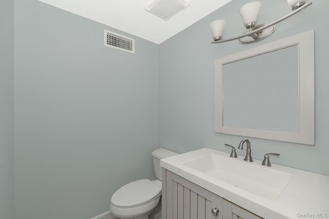 33 E Seacrest Avenue, Lindenhurst, NY 11757