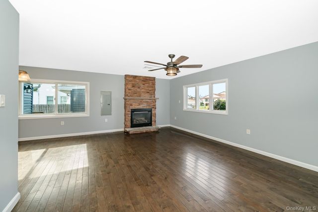 33 E Seacrest Avenue, Lindenhurst, NY 11757