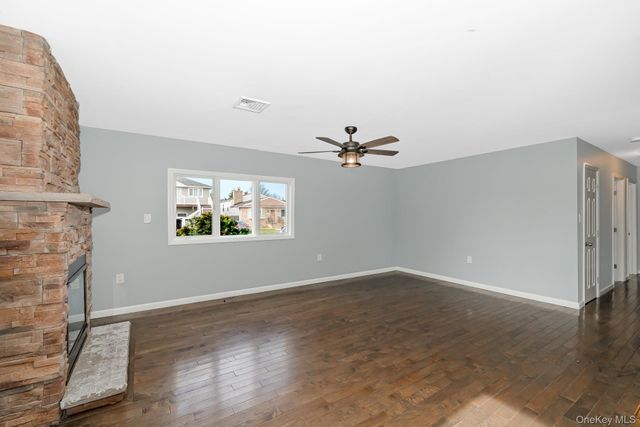 33 E Seacrest Avenue, Lindenhurst, NY 11757