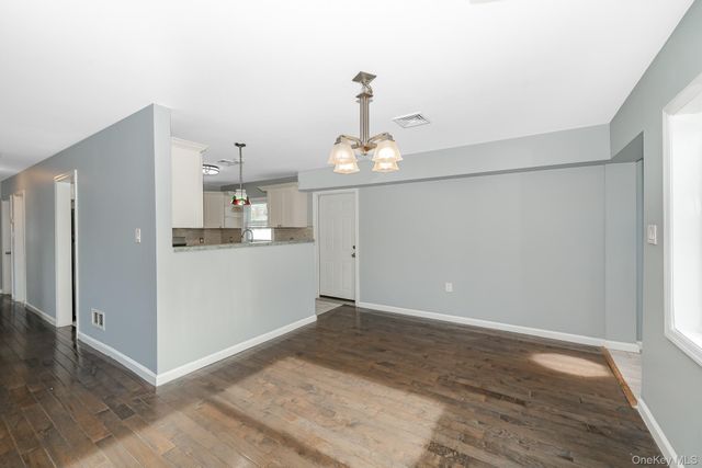 33 E Seacrest Avenue, Lindenhurst, NY 11757