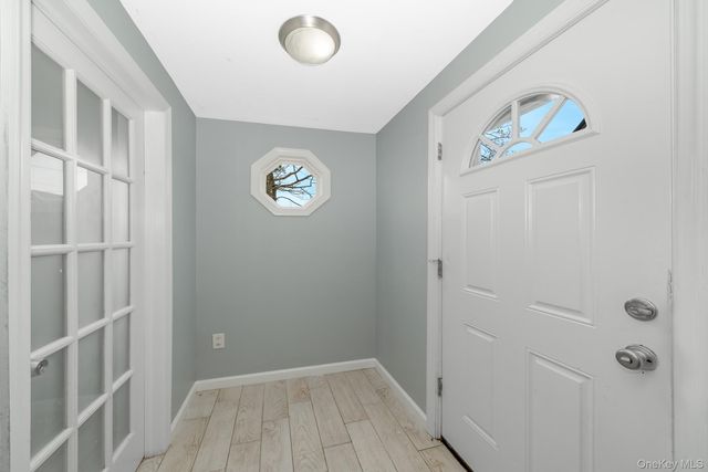 33 E Seacrest Avenue, Lindenhurst, NY 11757