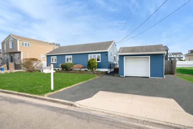 33 E Seacrest Avenue, Lindenhurst, NY 11757