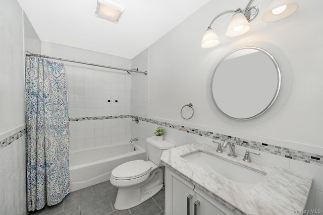 33 E Seacrest Avenue, Lindenhurst, NY 11757