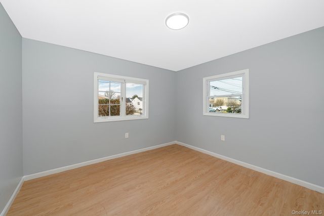 33 E Seacrest Avenue, Lindenhurst, NY 11757