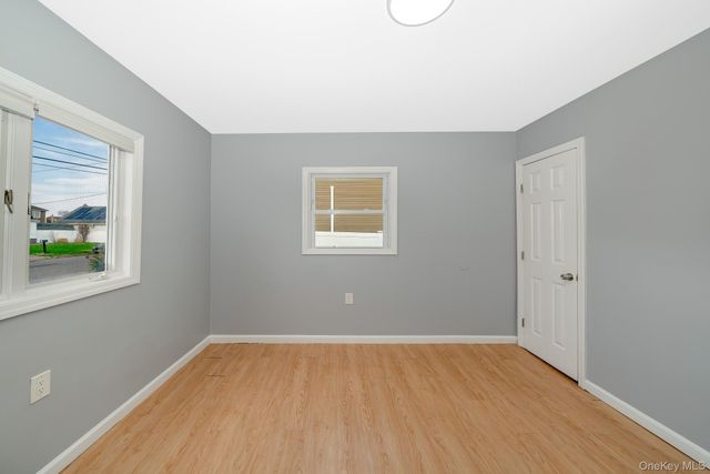 33 E Seacrest Avenue, Lindenhurst, NY 11757