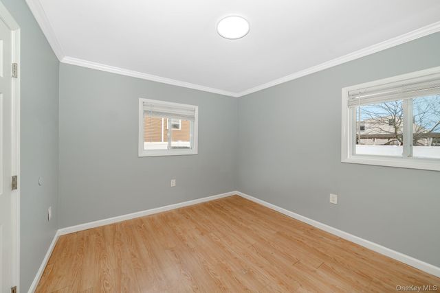 33 E Seacrest Avenue, Lindenhurst, NY 11757