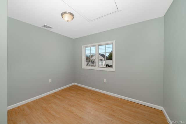 33 E Seacrest Avenue, Lindenhurst, NY 11757