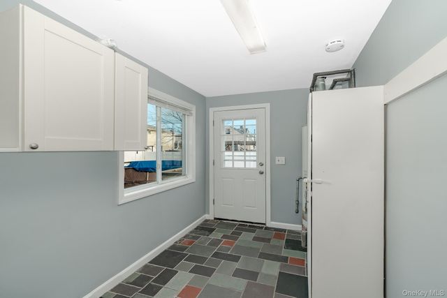 33 E Seacrest Avenue, Lindenhurst, NY 11757