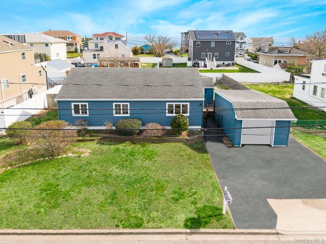 33 E Seacrest Avenue, Lindenhurst, NY 11757