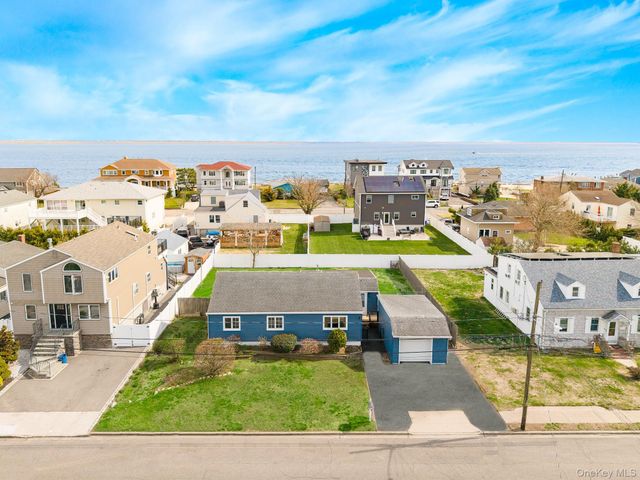 33 E Seacrest Avenue, Lindenhurst, NY 11757