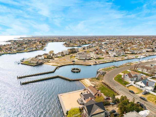 33 E Seacrest Avenue, Lindenhurst, NY 11757