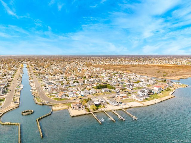 33 E Seacrest Avenue, Lindenhurst, NY 11757