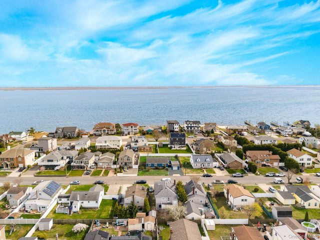 33 E Seacrest Avenue, Lindenhurst, NY 11757