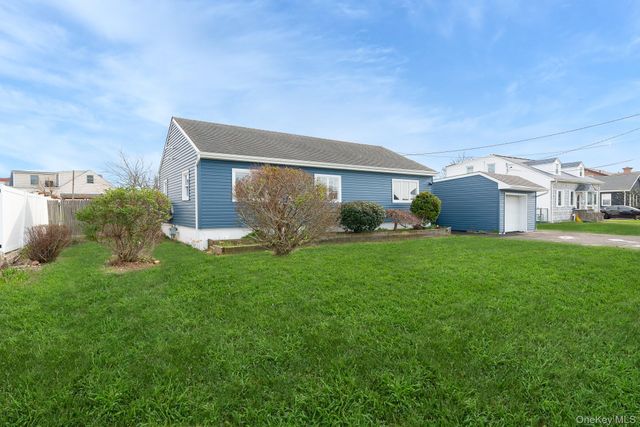 33 E Seacrest Avenue, Lindenhurst, NY 11757