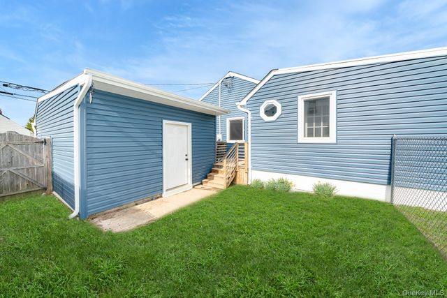 33 E Seacrest Avenue, Lindenhurst, NY 11757