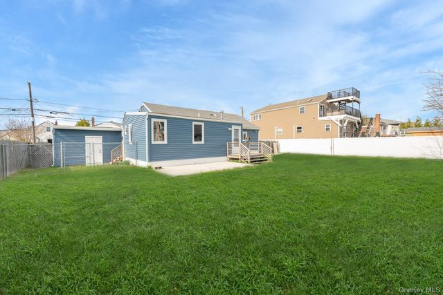 33 E Seacrest Avenue, Lindenhurst, NY 11757