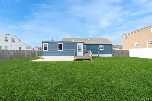 33 E Seacrest Avenue, Lindenhurst, NY 11757