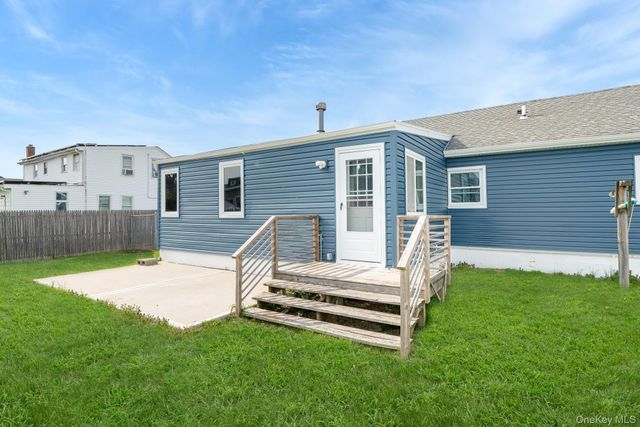 33 E Seacrest Avenue, Lindenhurst, NY 11757