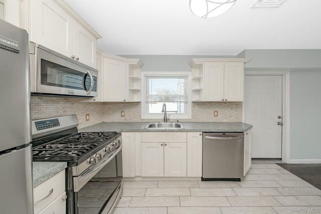 33 E Seacrest Avenue, Lindenhurst, NY 11757