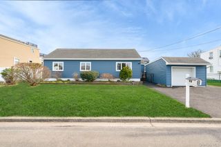 33 E Seacrest Avenue, Lindenhurst, NY 11757