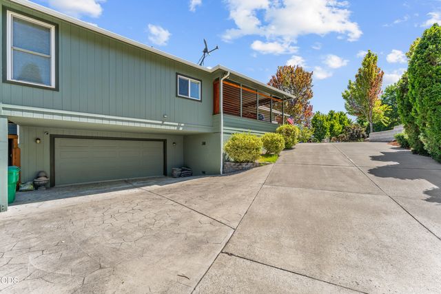 830 SW Bryn Court, Grants Pass, OR 97527