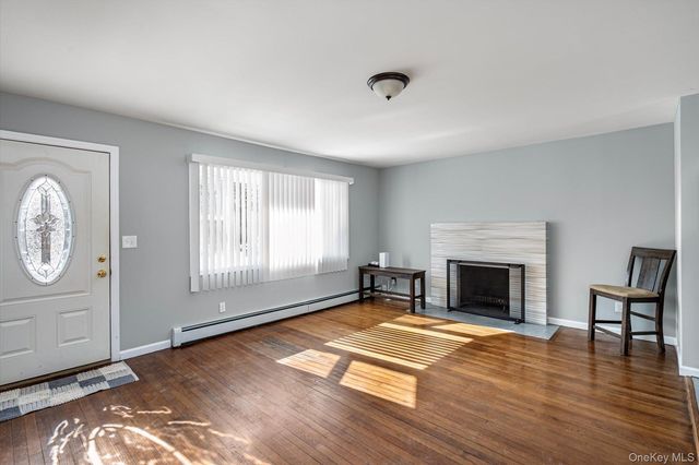 93 Garfield Boulevard 93, Farmingdale, NY 11735