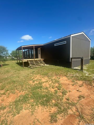 825 County Road 640, Hondo, TX 78861