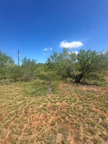 825 County Road 640, Hondo, TX 78861