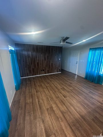 825 County Road 640, Hondo, TX 78861