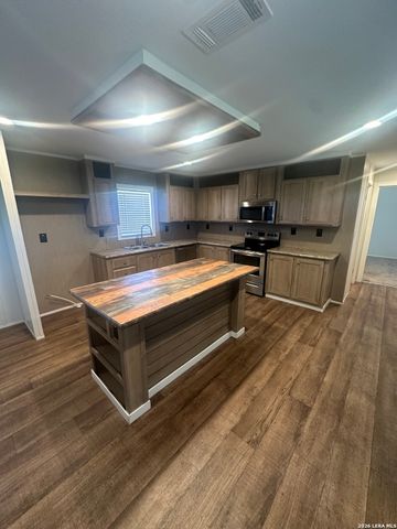 825 County Road 640, Hondo, TX 78861