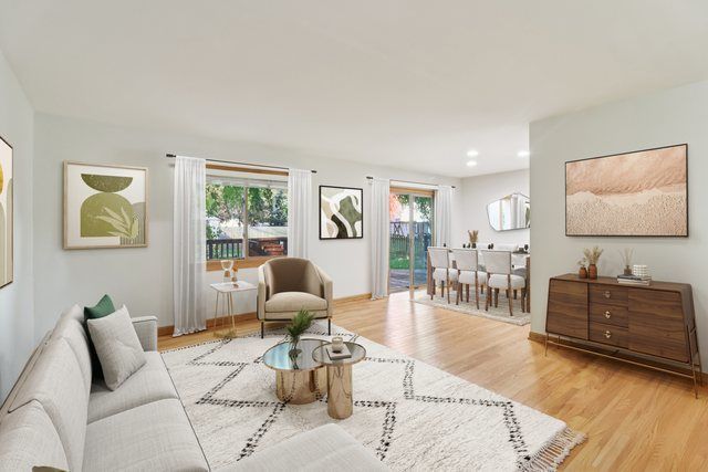 210 E Lakeside Drive, Vernon Hills, IL 60061