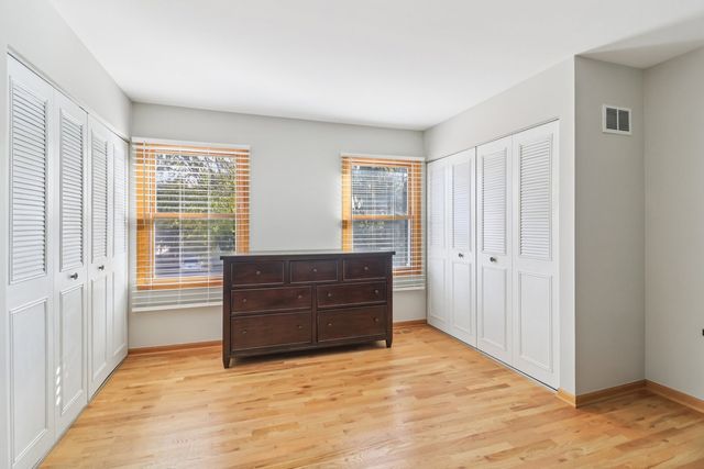 210 E Lakeside Drive, Vernon Hills, IL 60061