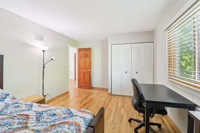 210 E Lakeside Drive, Vernon Hills, IL 60061